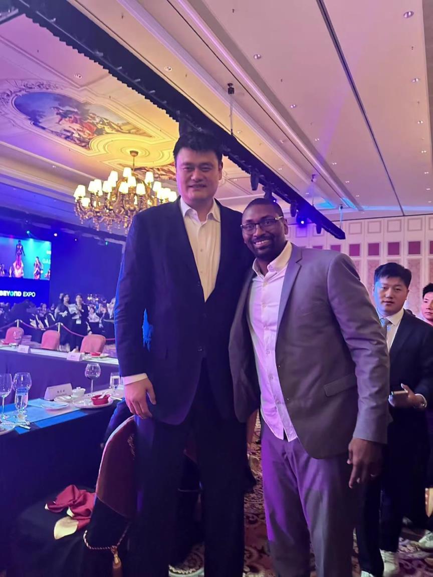 阿泰斯特曬與姚明合照：這是我最喜歡的隊(duì)友 姚??！