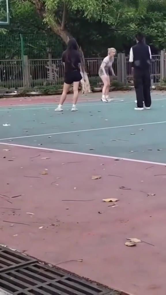 上來(lái)就背打女生的男人，真的活該沒(méi)有女朋友啊