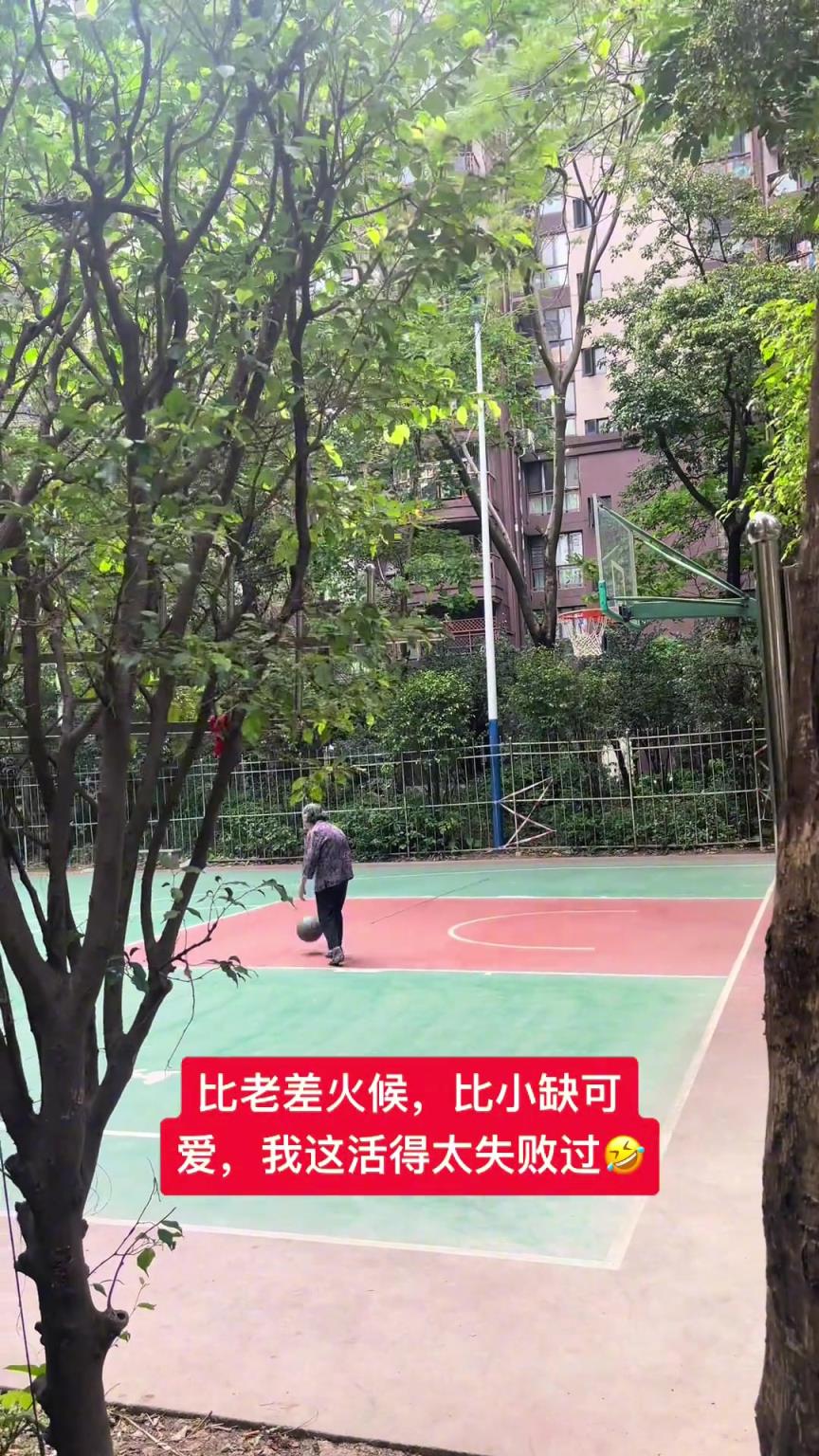 這阿婆單手一投一個準，姜還是老的辣