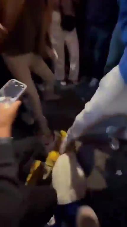 驚！尼克斯大勝步行者后，哈利伯頓遭主場球迷群毆