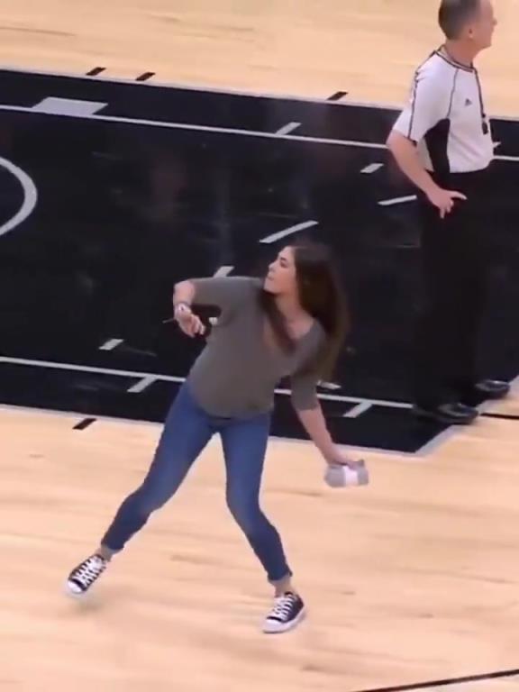 不愧是美國女籃主力，普拉姆的力量太嚇人了