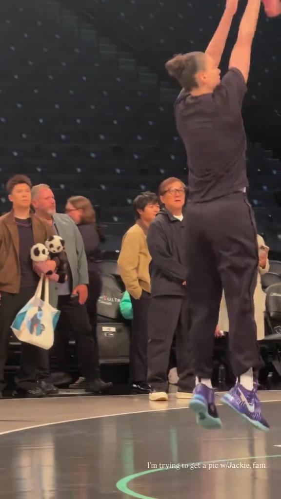 71歲成龍現(xiàn)身巴克萊中心看女籃比賽：她們投籃怎么那么準！??！