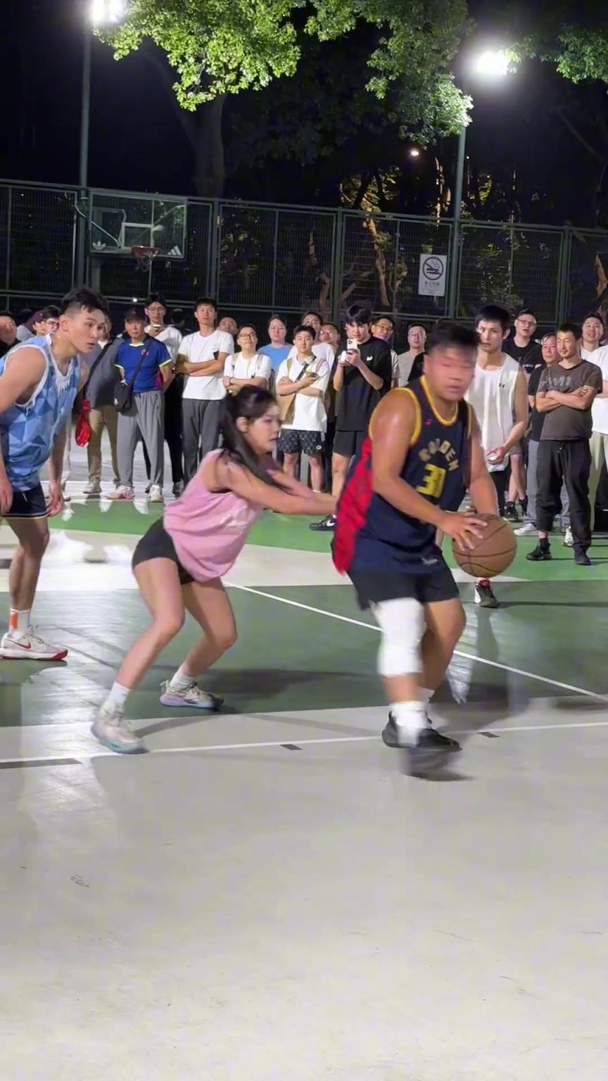 這哥們看見防自己的是女生，一個勁背打，球也不傳了